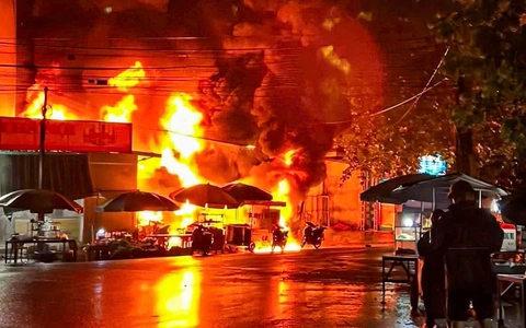 Vụ cháy cây xăng gần khu dân cư: Xe bồn bị thiêu rụi, 2 người bị thương
