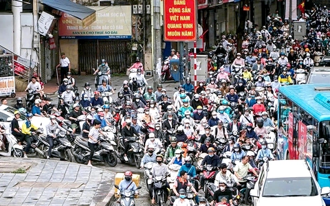 Hà Nội cần làm gì để cấm xe máy chạy xăng, giải quyết vấn đề môi trường?