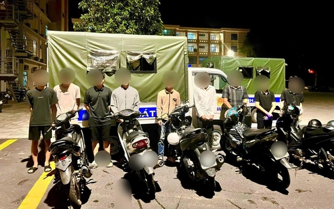 9 quái xế tuổi teen lạng lách trên phố, bố mẹ nộp 51 triệu tiền phạt