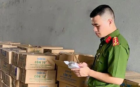 Phá đường dây sản xuất, buôn bán cồn y tế giả quy mô lớn