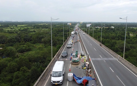 Hàng ngàn xe nhích từng chút trên cao tốc TP.HCM - Long Thành - Dầu Giây