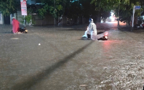 Đường phố Đà Nẵng ngập chìm trong nước giữa hè: Cơ quan chức năng nói gì?