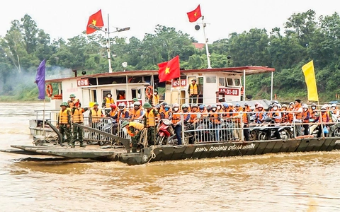 Nước sông Hồng chảy xiết, tạm dừng vận hành phà quân sự ở Phong Châu