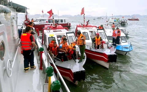Lật tàu du lịch trên vịnh Hạ Long: Lai dắt tàu Vịnh Xanh vào bờ, tiếp tục tìm người còn mất tích