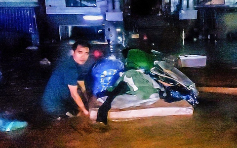 Người dân miền núi Nghệ An hối hả chạy lũ trong đêm