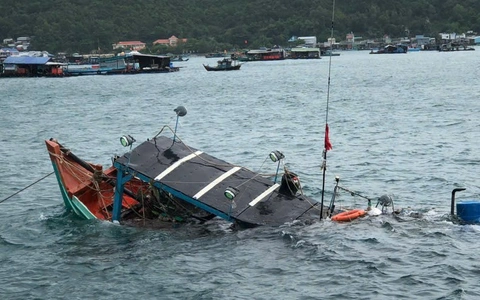 Cứu 9 người trên 2 tàu bị chìm khu vực biển đặc khu Kiên Hải
