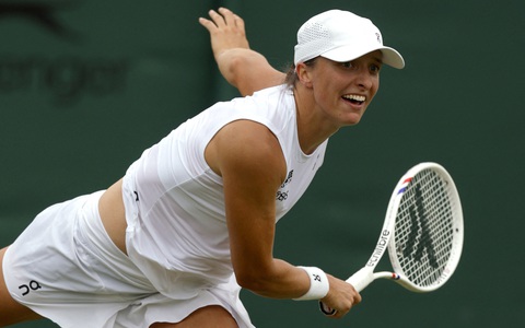 Iga Swiatek thừa nhận thường xuyên lấy khăn Wimbledon về nhà