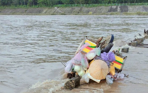 Lũ giữa mùa hè, một tiểu thương vượt qua cầu tràn bị lũ cuốn mất tích
