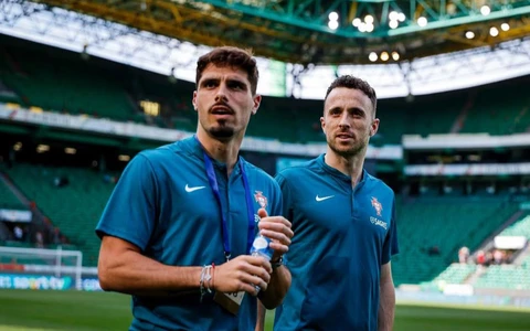 Chelsea và Liverpool được khen 'giàu tình người'