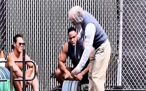 Hai gymer ngạc nhiên với sức khỏe của 'cụ ông'