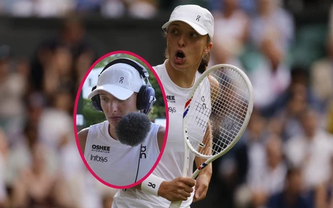 Swiatek gây cười với chiếc micro ‘siêu to khổng lồ’ tại Wimbledon