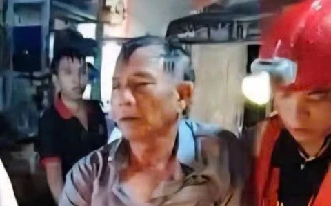 Cứu người đàn ông ở Đà Nẵng bị cuốn trôi xuống kênh 30m, bám vào cành cây