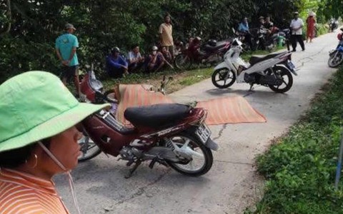 Trên đường đi vườn về thì bị đâm chết, chiếc rìu còn trên ngực