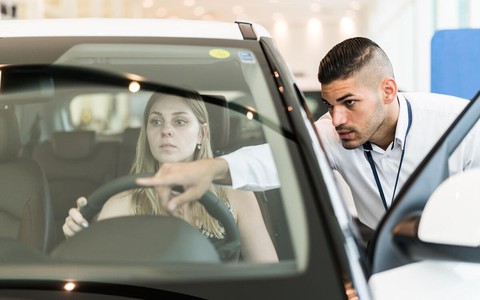 Phụ nữ dễ cảm thấy bị xem thường khi đi mua ô tô