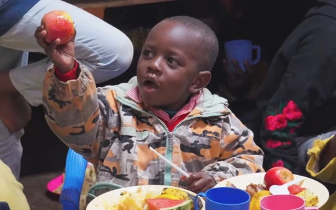 Khoai Lang Thang và bữa tiệc nhớ đời ở khu ổ chuột Kenya châu Phi
