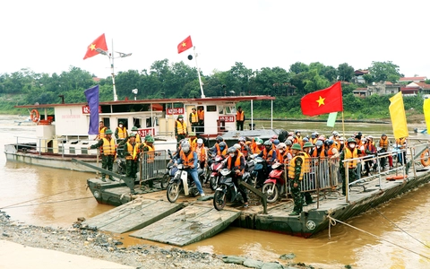 Phà quân sự vận hành trở lại cho người dân qua khu vực cầu Phong Châu