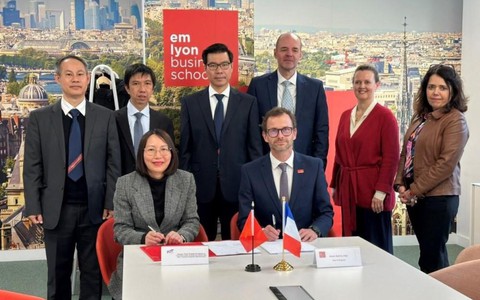 Trường Đại học Tôn Đức Thắng hợp tác với Trường Kinh doanh emlyon, Pháp