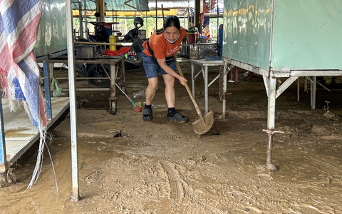 Ngôi chợ tại Đà Nẵng tê liệt sau trận lụt bất ngờ giữa mùa hè