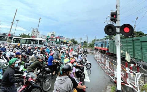 Dời ga xe lửa, dùng mặt bằng tuyến đường sắt nội đô làm metro trên cao?