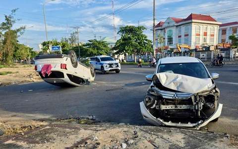 Hai ô tô tông nhau ở ngã tư, một chiếc lật ngửa