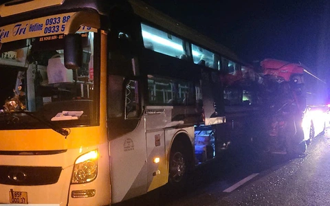Xe khách tông đuôi xe khách trên cao tốc Vĩnh Hảo - Phan Thiết, 3 người chết