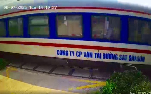 Người đàn ông cởi trần đứng giữa đường sắt có chắn, tàu hỏa Bắc - Nam tông thiệt mạng