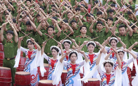 Khai mạc giải bóng đá hoành tráng, có trống hội và Võ Hạ Trâm, Đông Hùng 'đốt cháy' sân khấu