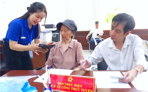 Giúp dân quen với dịch vụ công trực tuyến