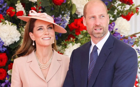 Công nương Kate Middleton lần đầu diện Dior đón Tổng thống Pháp đến Vương quốc Anh