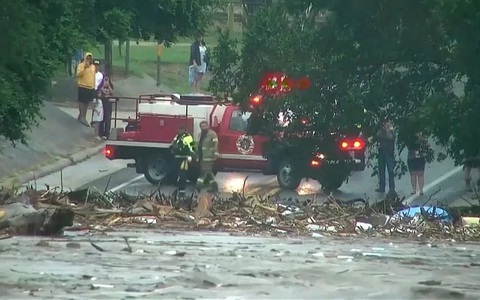 Giải cứu hai bé gái bám trụ trên cây sau lũ lụt ở Texas?