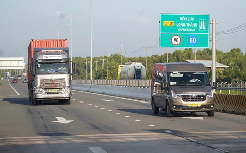 Theo chuyến xe nối Đông - Tây qua cao tốc Bến Lức - Long Thành