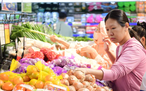 Kiềm giá xăng dầu để 'ghìm cương' giá cả cuối năm
