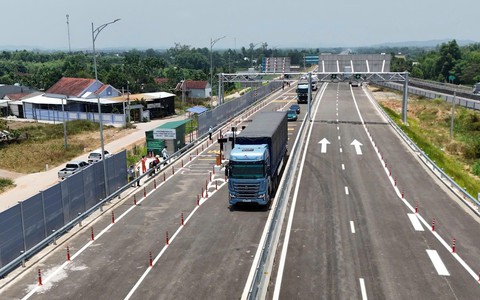 Bác tài container và xe du lịch nói 'ưu, nhược' khi đi cao tốc và quốc lộ