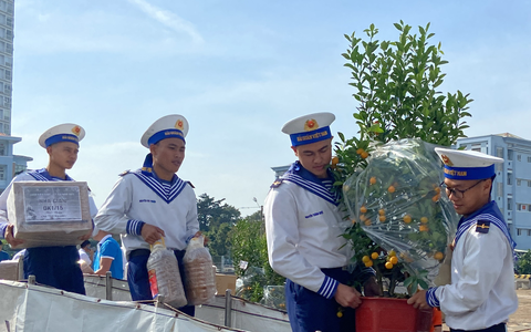Đào, mai, quất và quà Tết ra nhà giàn DK1