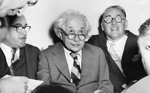 Ai sở hữu hình ảnh Einstein?