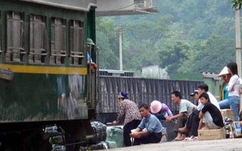 Hàng lậu xình xịch đổ về xuôi