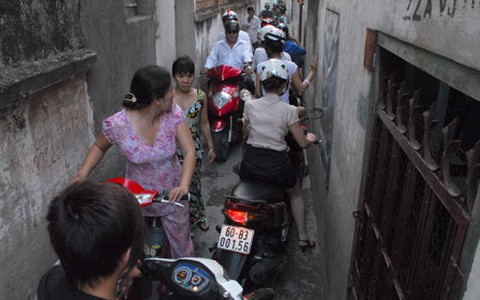 "Tránh vỏ dưa gặp vỏ dừa"