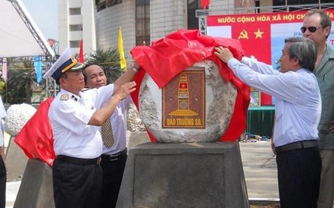 Trồng cây và đặt đá chủ quyền Trường Sa