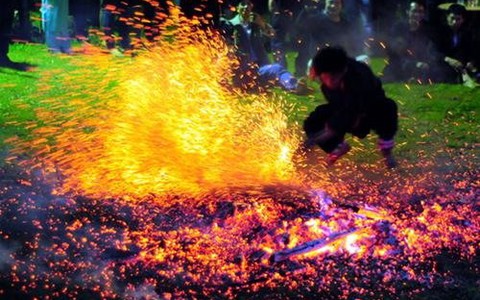 Xem nhảy lửa ở Phà Thẻn