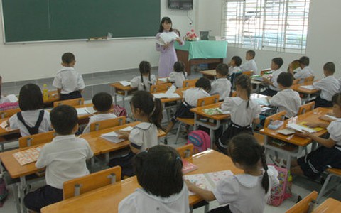Thu ngoài học phí, nhìn nhận thế nào?