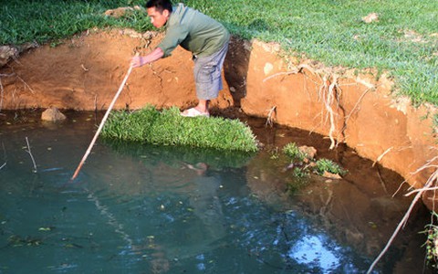 Đất vườn nhà sụt thành hai hố sâu 7m