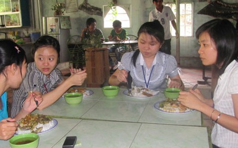 Thầy cô hỗ trợ bữa ăn cho sinh viên