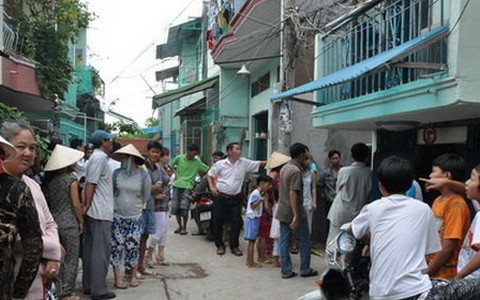 Mái hiên sập đè chết người