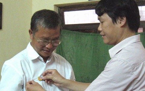 "Mỗi người hãy giữ một ngọn lửa..."