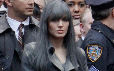 Angelina Jolie trở lại với Salt