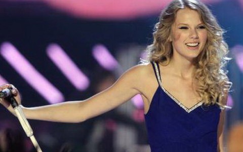 Taylor Swift "phục thù" tại CMT Music Awards