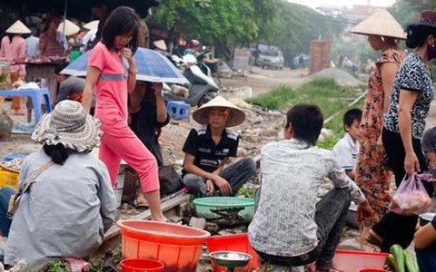 Chợ cóc trên đường tàu