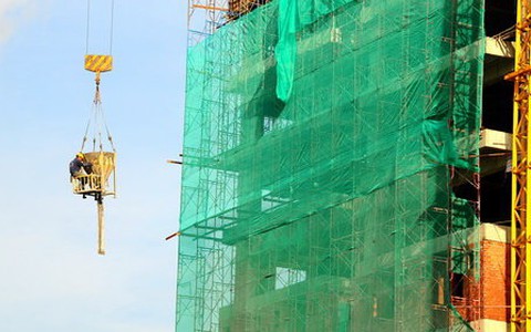 Thót tim với cần cẩu xây dựng