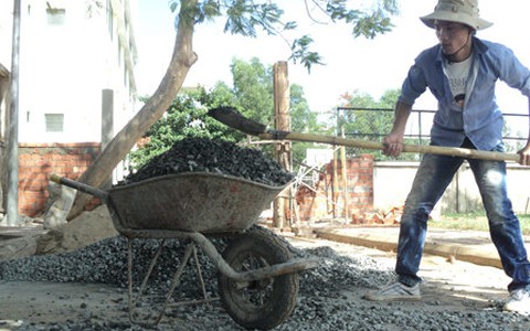Đi phụ hồ để lo cho thí sinh