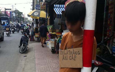 Phạt đeo bảng "Tôi là thằng ăn cắp"